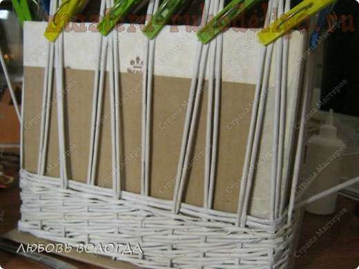 Шаг 1. Делаем основу для плетения корзинки из газетных трубочек