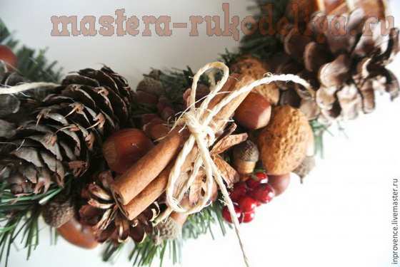 Мастер-класс по декорированию: Новогодний венок из шишек и орехов