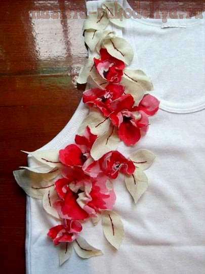 Цветы из ткани на футболке